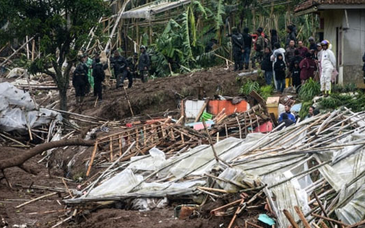 Sạt lở đất ở Indonesia khiến gần 100 người thiệt mạng và mất tích, người dân đào bới tuyệt vọng giữa biển bùn đặc quánh