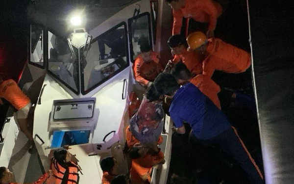 Khoảnh khắc kinh hoàng trong thảm họa chìm phà ở Philippines