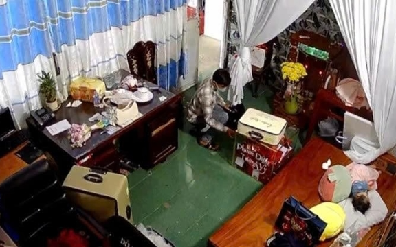 CLIP: Nam thanh niên lẻn vào tiệc cưới ăn cắp tiền mừng để mua vàng và Iphone tặng bạn gái