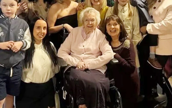 Bí quyết trường thọ của cụ bà 100 tuổi: Món khoái khẩu gây bất ngờ, ở Việt Nam nhiều vô kể