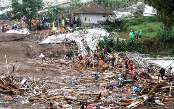 Chạy đua từng phút cứu hộ 34 ngôi nhà bị chôn vùi sau sạt lở kinh hoàng: Nhiều thi thể được tìm thấy, 72 người vẫn mất tích