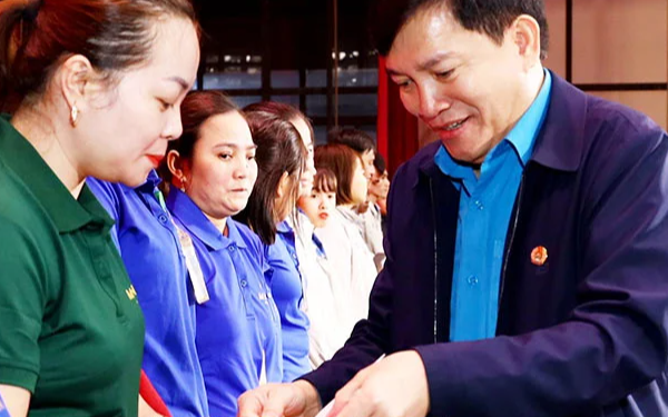 Tết Nguyên đán 2026: Ai được nhận 300.000 đồng tiền mặt, thời gian chi trả ra sao?