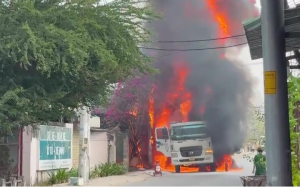 Xe bồn chở xăng bốc cháy ở TP.HCM khiến 700 nhà dân mất điện, nhân chứng hoảng loạn: “Ra là không thấy gì hết, chỉ biết đâm đầu chạy”