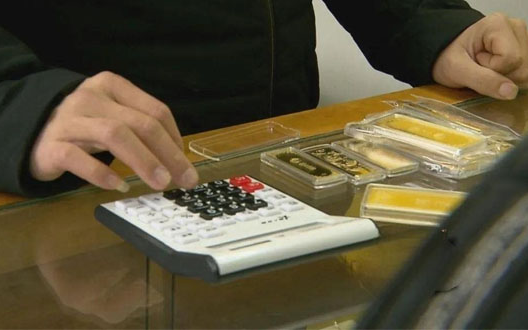 Nam thanh niên chi 6 tỷ đồng mua vàng rồi bán lỗ 700 triệu trong 1 ngày, công an phát hiện bất thường trong nhà vệ sinh