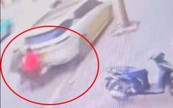 Tạm giữ tài xế ô tô lùi xe khiến 2 phụ nữ thương vong ở Hà Nội