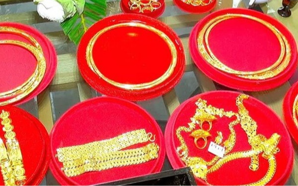 Mang vàng cưới không giấy tờ đi bán có bị tịch thu không? Nhiều người mang vàng đi bán mới biết điều này