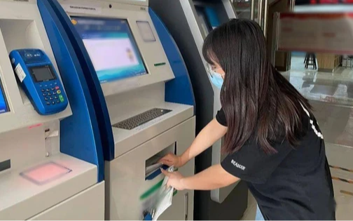 Phát hiện hơn 38 triệu đồng tiền mặt nằm chơ vơ ở khay tiền của cây ATM: Công an kiểm tra camera an ninh nhận ra điều kỳ lạ
