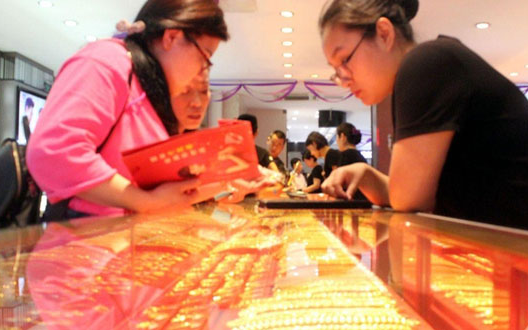 Chi 1,4 tỷ đồng mua vàng, 4 năm sau người phụ nữ đi bán lại thì bị tiệm vàng khởi kiện, tòa tuyên bố: Người bán phải đền 5 tỷ đồng