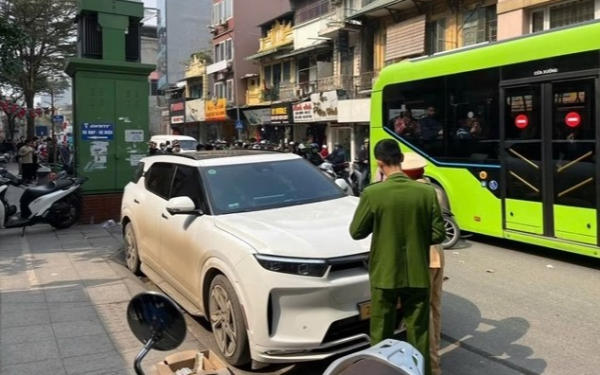 Tạm giữ tài xế ô tô lùi xe khiến 2 người thương vong ở Khâm Thiên, Hà Nội