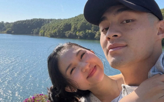 Thủ môn Trần Trung Kiên trượt tay đăng ảnh bạn gái rồi vội xoá, còn bị "tóm dính" khi cùng đi ăn