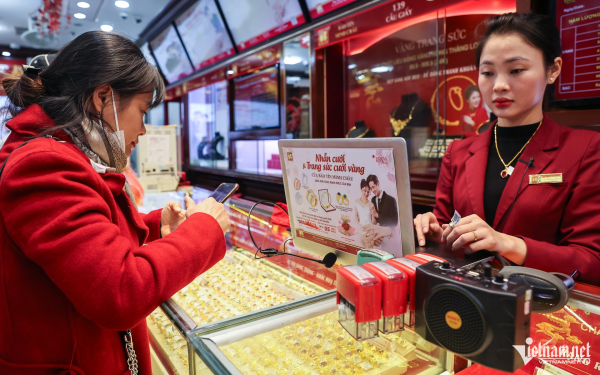 Giá vàng tụt hàng chục triệu/lượng, điều nhà đầu tư không thể bỏ qua