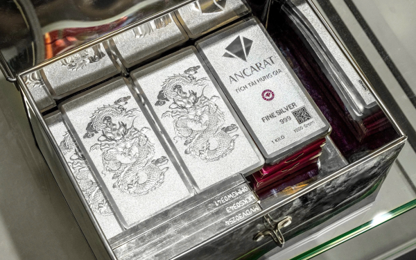 Giá bạc hôm nay 31/1/2026 vỡ bong bóng, mất mốc 100 USD/ounce