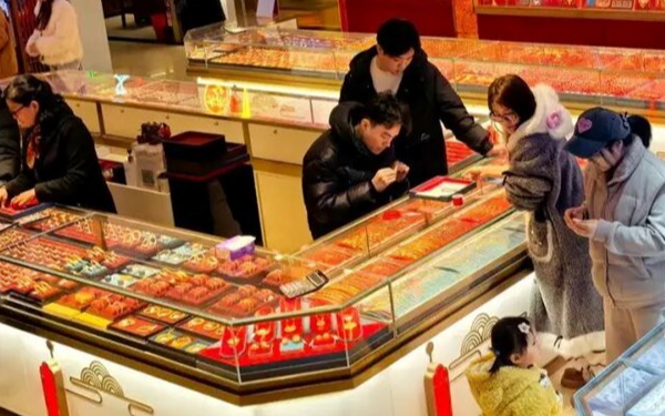 Giữa ngày vàng lập kỷ lục, tài khoản bất ngờ báo cộng 8,7 tỷ lúc 12h04: Ngân hàng khẳng định “đó là tiền của cô”