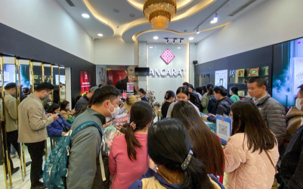 Bạc ở Việt Nam không khan hiếm, vì sao người dân phải xếp hàng mua bằng giấy hẹn?