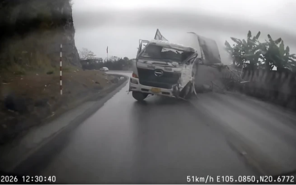 Xe tải mất lái trên đèo Đá Trắng, né 4 phương tiện trước khi lật ngang