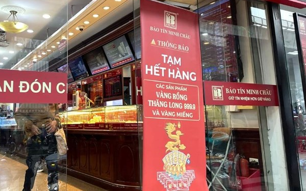 Giá vàng tiếp đà giảm, nhiều cửa hàng tạm dừng bán ra
