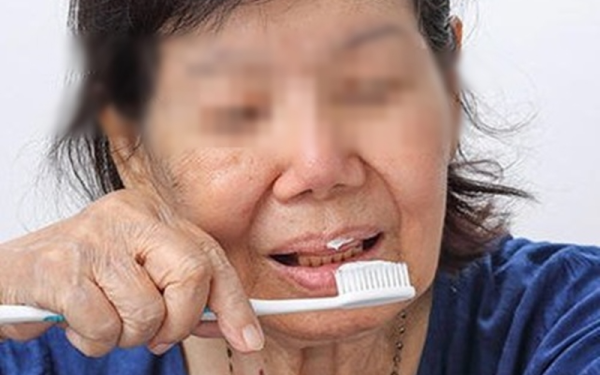 Người phụ nữ 50 tuổi nhất quyết đánh răng bằng nước muối pha loãng, 1 năm sau kết quả gây chấn động