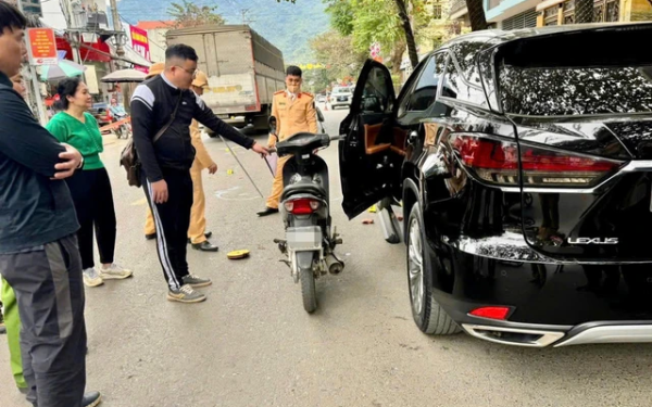 Tài xế bị khởi tố vì mở cửa ôtô làm ngã hai mẹ con đi xe máy