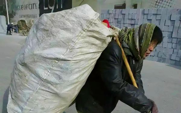 Người mẹ què chân nhặt rác nuôi con gái vào đại học: Ngày con gái cưới, bố chồng của cô bất ngờ quỳ sụp trước mặt bà