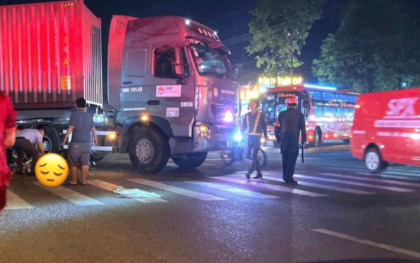 Nữ công nhân tử vong dưới bánh xe đầu kéo container