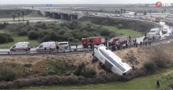 Thảm kịch xe buýt lao xuống vực vì mất lái trong mưa lớn, ít nhất 9 người chết, 26 người bị thương