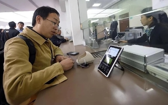 Chàng trai gửi 2,4 tỉ, 1 tiếng sau chỉ còn 71 nghìn, ngân hàng từ chối chịu trách nhiệm: "Ai rút tiền thì đi mà tìm người đó"