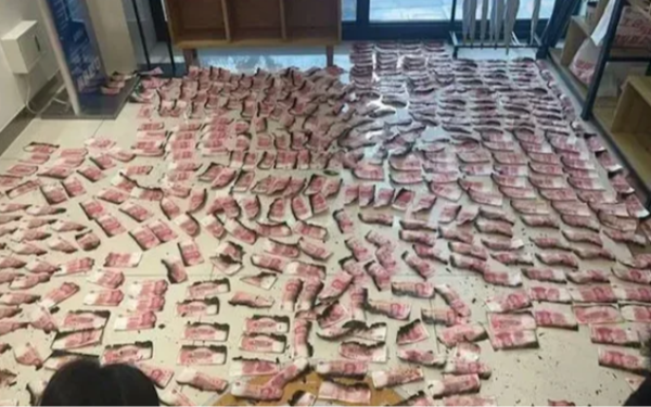 Không chịu gửi tiền vào ngân hàng, hai ông bà cụ cầu cứu vì bị lửa thiêu rụi