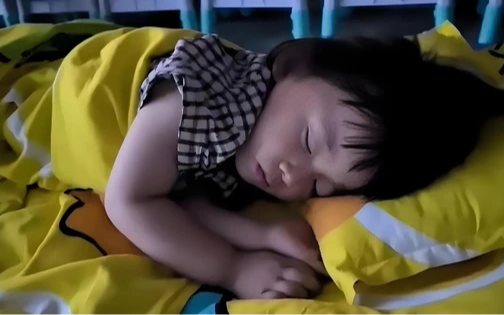 Bé gái 4 tuổi ở nhà không ngủ trưa bao giờ, đi học mầm non bỗng ngủ li bì, người mẹ xem camera rồi "nổ tung" vì tức giận