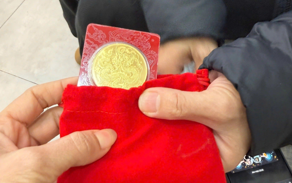 Nhặt túi vải nhỏ trên phố Hà Nội, người phụ nữ sững sờ phát hiện 10 chỉ vàng và cách xử lý không ngờ