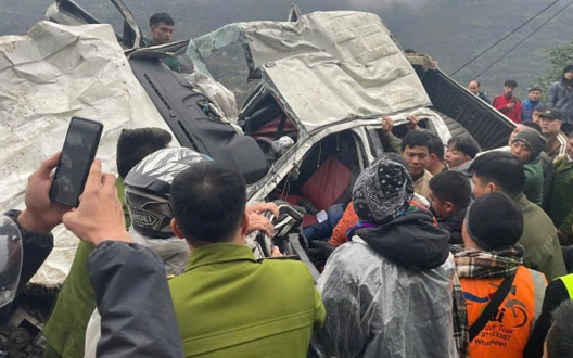 Ôtô bẹp rúm khi rơi xuống vực, ba người sống sót