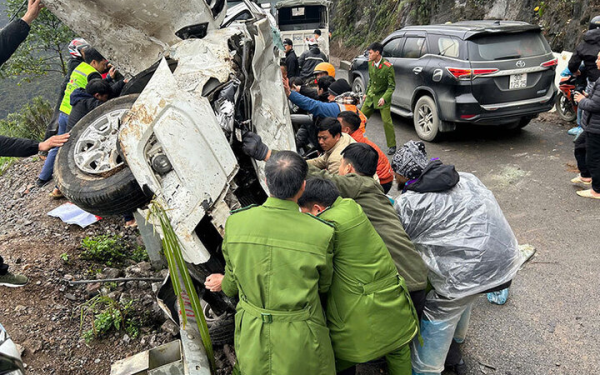 Ôtô bẹp rúm khi rơi xuống vực, ba người sống sót