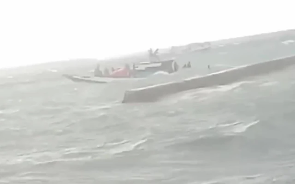 Phà chở 28 hành khách bất ngờ bị chìm, nhiều người nhảy xuống nước