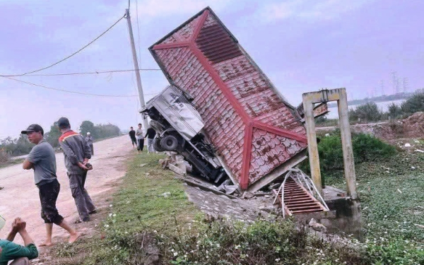 Học viên lái xe đâm xuống cống, thầy giáo ở Ninh Bình tử vong