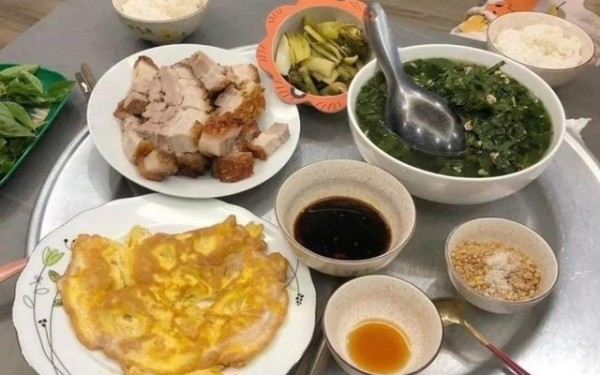 Mâm cơm dậy sóng MXH: Chỉ 1 cái liếc của mẹ chồng, nàng dâu ngơ ngẩn không biết mình sai ở đâu