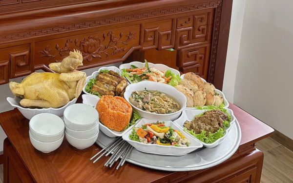 Đăng ảnh mâm cúng giỗ đầu bố chồng lên mạng, con dâu bị cả giau đình chỉ trích trong cuộc "họp khẩn"