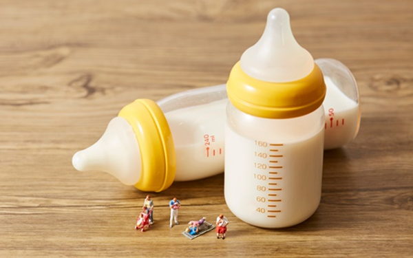 Hàng chục trẻ sơ sinh Anh nghi ngộ độc sữa nhiễm khuẩn