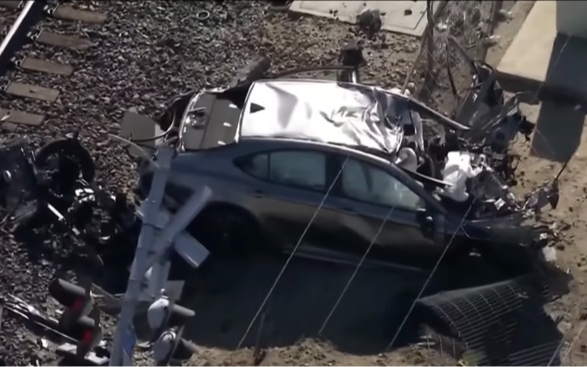 Kinh hoàng cảnh tàu hỏa đâm ô tô trên đường ray khiến 5 người thương vong tại chỗ