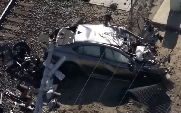 Kinh hoàng cảnh tàu hỏa đâm ô tô trên đường ray khiến 5 người thương vong tại chỗ