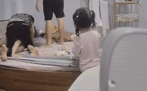 Xôn xao clip vụ mẹ chồng đè lên người, nắm tóc con dâu mới sinh gây phẫn nộ