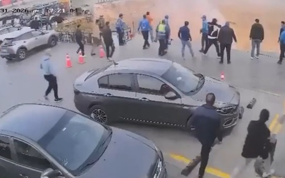 Kinh hoàng: Trạm xăng cùng nhiều người bị "hố tử thần" nuốt chửng trong tích tắc giữa ban ngày