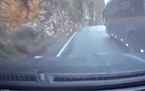 Vụ tai nạn ở Mai Châu khiến 2 người tử vong, camera hé lộ nguyên nhân