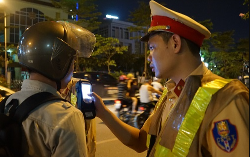 Uống 1-2 chén rượu ngày Tết, sau bao lâu thì hết nồng độ cồn trong hơi thở?