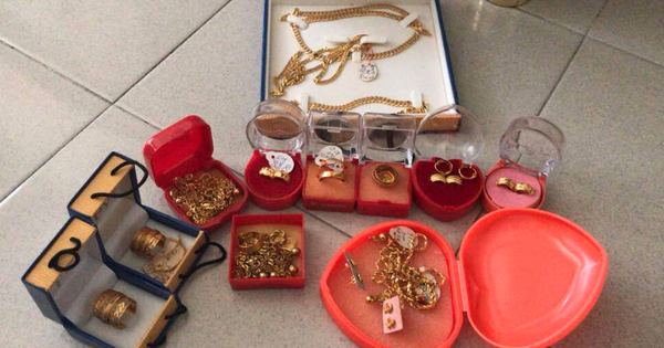 Chồng mất việc, vợ cầm 5 cây vàng đi bán: Ngỡ ngàng bị tiệm vàng đuổi về