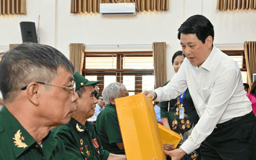 Chủ tịch nước quyết định tặng quà Tết cho hơn 1,6 triệu người, ai sẽ được nhận?