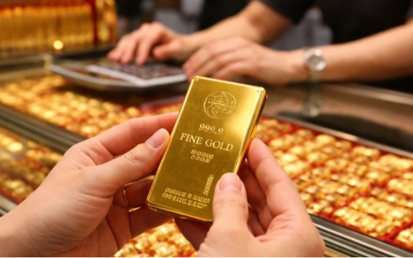 Giá vàng trong nước leo dốc, người 