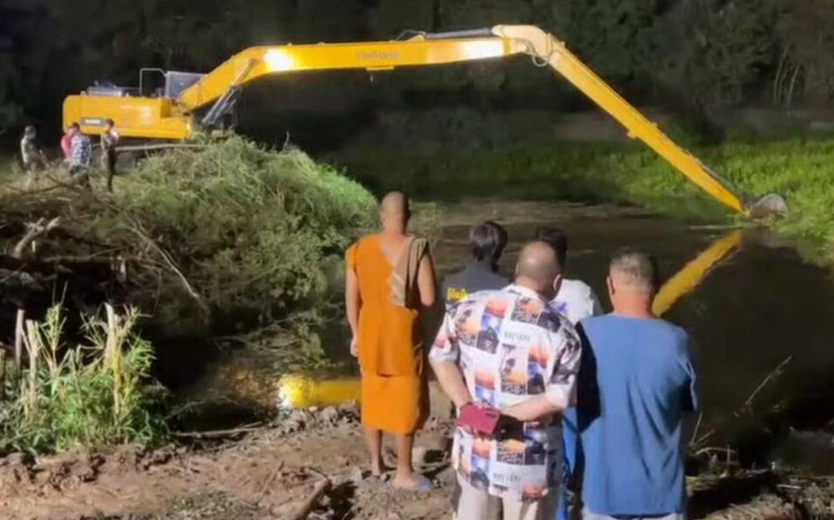 Dùng máy xúc đào ao trong chùa, người dân chứng kiến cảnh tượng đau lòng