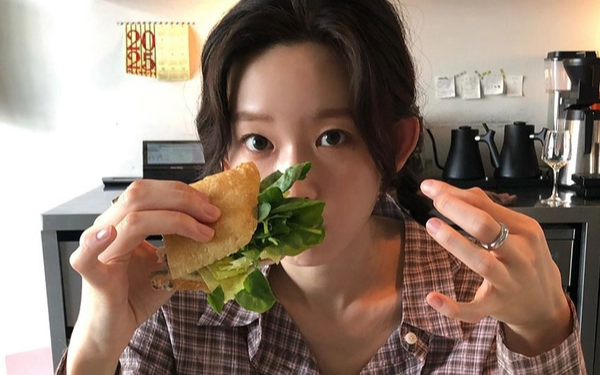 Ngày càng nhiều người còn trẻ đã phát hiện suy thận, bác sĩ tố giác: 4 kiểu uống nước "phá thận" không kém gì lười uống