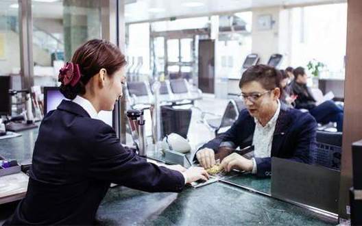 Khách hàng gửi tiết kiệm 6 tỷ, 1 năm sau đến rút bị ngân hàng nói thẳng: Anh phải nộp thêm 530 triệu!