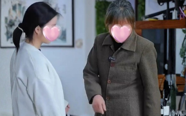 Chồng nuôi gà để nhà nội liên hoan, bà bầu đem làm thịt đãi mẹ ruột ăn và kết cục cay mắt