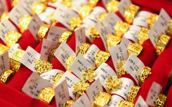 Giá vàng hôm nay 10/2/2026 neo cao, SJC bật tăng đầu tuần